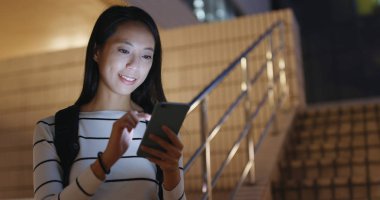 Şehirde cep telefonu kullanan kadın