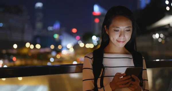 Mujer Usando Smartphone Ciudad Por Noche —  Fotos de Stock