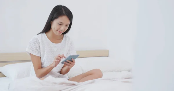 Woman Using Cellphone Bed — Stock Photo, Image