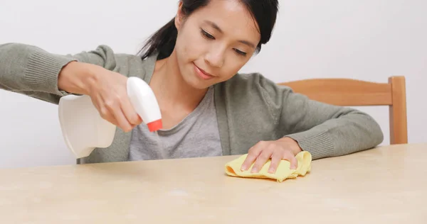 Asiatisk Kvinde Rengøringsbord - Stock-foto