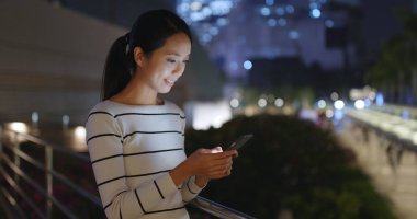 Geceleri Smartphone kullanan genç kadın