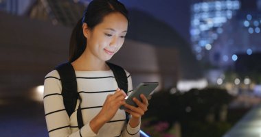 Geceleri cep telefonu arayan kadın