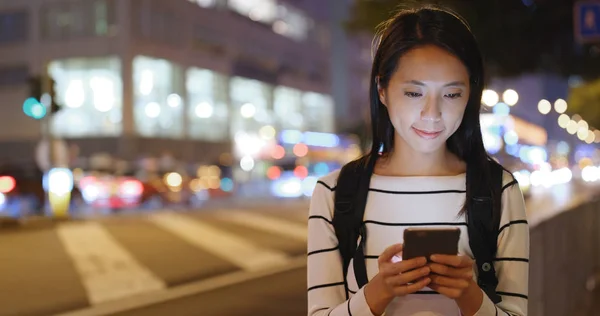 Mujer Usando Teléfono Móvil Hong Kong Por Noche — Foto de Stock