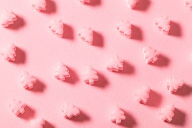 Noel ağacı şeker pembe bir arka plan üzerinde