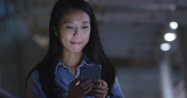 Hareket eden telefon içinde şehir, geceleri arayan kadın 