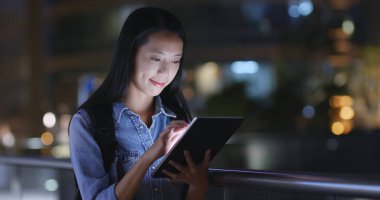 Geceleri tablet bilgisayar kullanan kadın 