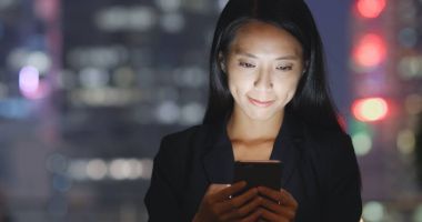 Cep telefonu kullanan iş kadını