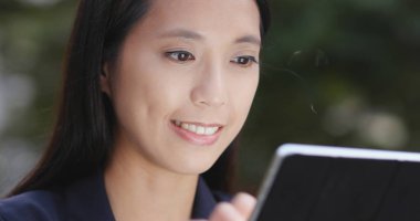 Tablet bilgisayarda çalışma gece işkadını