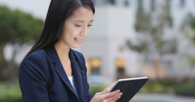 Geceleri tablet bilgisayar kullanarak iş kadını