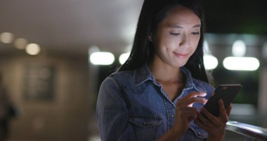 Hareket eden telefon içinde şehir, geceleri arayan kadın