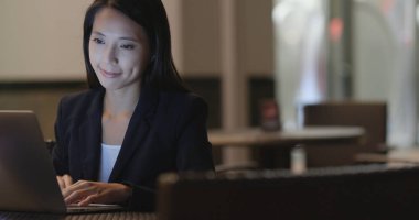 Dizüstü bilgisayarda çalışma gece işkadını