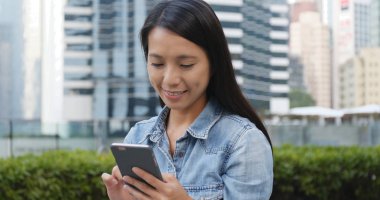 cep telefonu açık, kullanan kadın