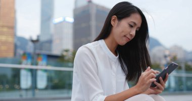 Cep telefonu kullanan iş kadını 