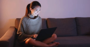 Geceleri dizüstü bilgisayar üzerinde çalışan kadın 