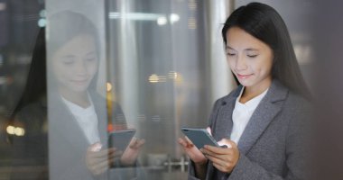 Cep telefonu kullanma office içinde iş kadını