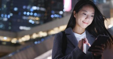 Geceleri Hong Kong Smartphone kullanarak iş kadını 