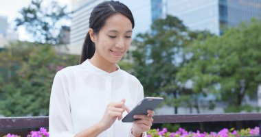 Cep telefonu kullanan Asyalı kadın.