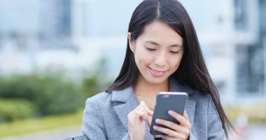 parkta cep telefonu kullanan kadın