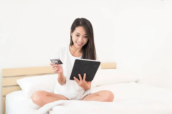 Frau Nutzt Tablet Kommode Für Online Einkauf — Stockfoto