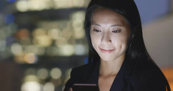 夜のスマート フォンを使用してアジアの実業家 — ストック写真
