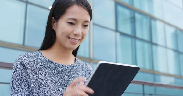 Genç kadın şehirde dijital tablet kullanma