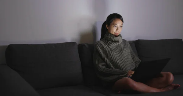 Woman Using Notebook Computer Night — Stock Photo, Image