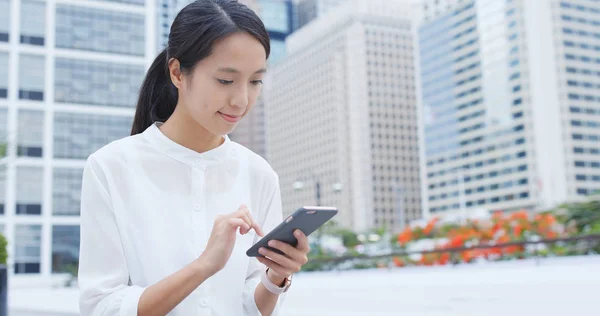 Mulher Usando Telefone Celular Cidade — Fotografia de Stock