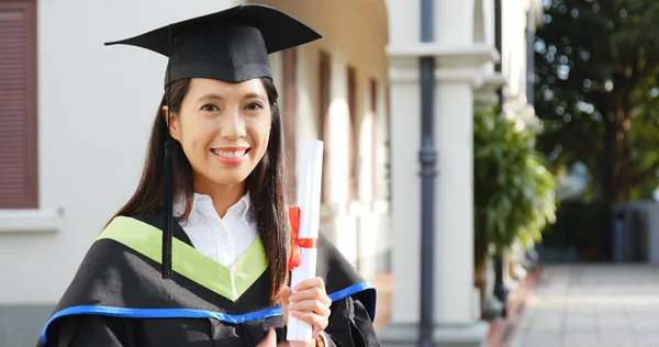 Donna Eccitata Ottenere Laurea — Foto Stock