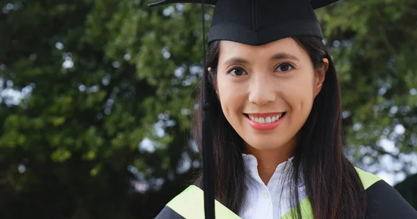 Vrouw Slijtage Afstuderen Jurk — Stockfoto