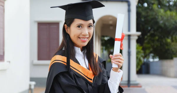 Kvinna Får Examen Tag Med Papper Certifikat — Stockfoto