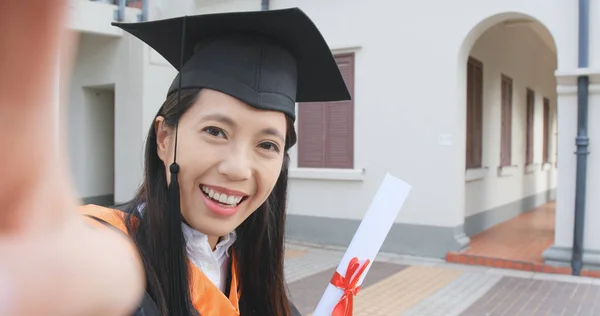 Asiatisk Kvinna Klädd Gradering Klänning Och Självbild — Stockfoto