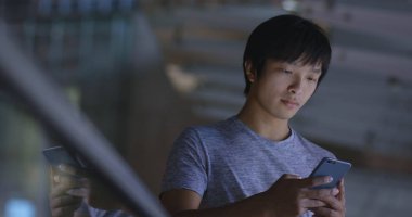 Şehirde cep telefonu kullanan adam 