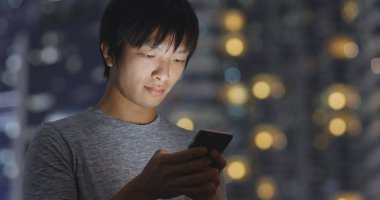 Cep telefonunuzun arka cephe bina üzerinde çalışan adam 