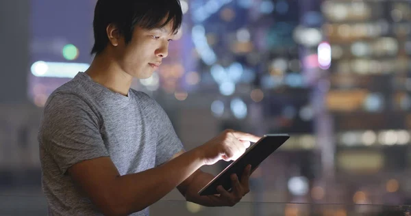 夜のタブレット コンピューターを使用してアジアの若い男 — ストック写真