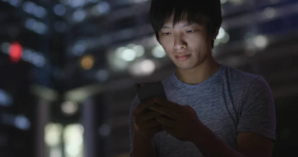 Jovem Usando Celular Cidade Hong Kong — Fotografia de Stock