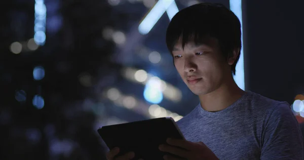 Hombre Joven Usando Tableta Aire Libre —  Fotos de Stock