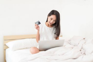 Online alışveriş için dizüstü comupter kullanan kadın