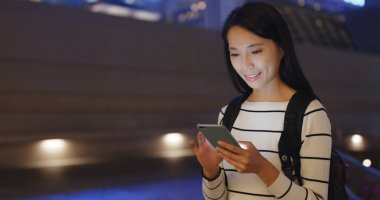 Geceleri Hong Kong Smartphone kullanan kadın