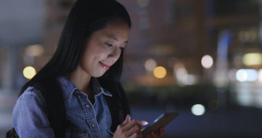 Hareket eden telefon içinde Hong Kong şehir, geceleri arayan kadın