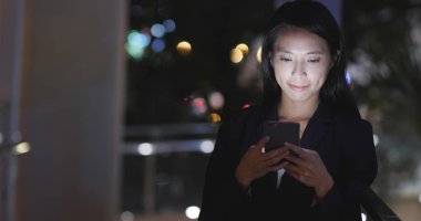 Geceleri cep telefonu kullanarak iş kadını