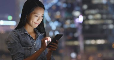 Geceleri Smartphone kullanan genç kadın