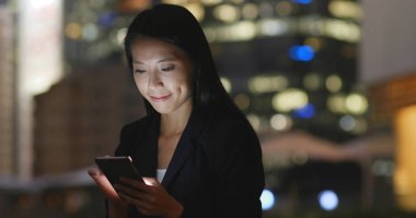 Cep telefonuyla geceleri işkadını 