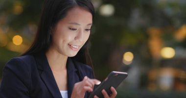 İşkadını Smartphone şehirde geceleri kullanarak.