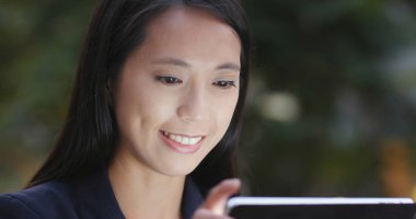 Tablet bilgisayar geceleri arıyorum iş kadını