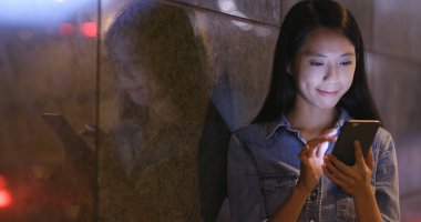 cep telefonuyla şehirde gece kadın