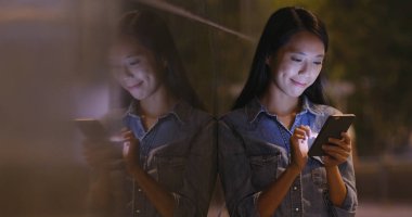 Şehirde cep telefonu kullanan genç kadın