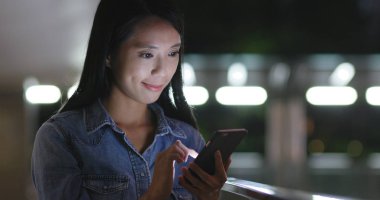 Hong Kong cep telefonu kullanan kadın