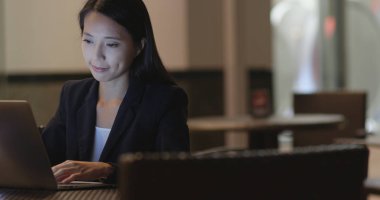 Genç işkadını tablet bilgisayarla şehirde geceleri