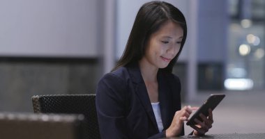 Cep telefonu açık café'de kullanarak iş kadını