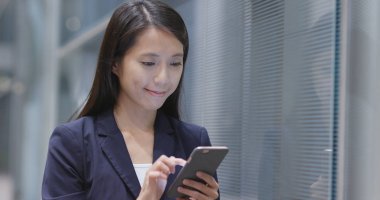 Cep telefonunuzun ve işyeri dışında iş kadını